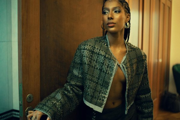 Choosing the Perfect Handbag for an Enchanting Day at the Royal Gardens of the UK